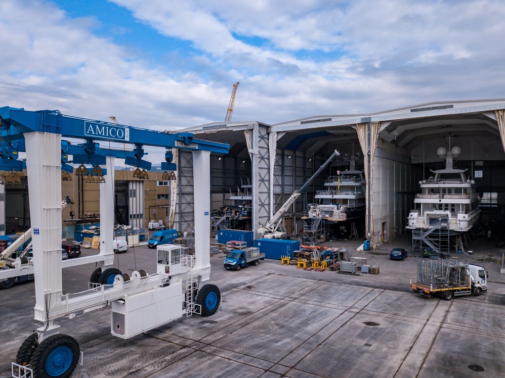 Amels in Amico & Co painting hangars 2019